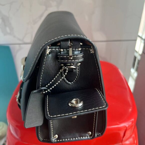Women's one-shoulder stylish leather Tote bags are versatile